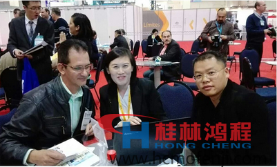 桂林鴻程磨粉機外貿業務員五一在國外與客戶洽談 桂林鴻程磨粉機外貿業務員五一在國外與客戶洽談