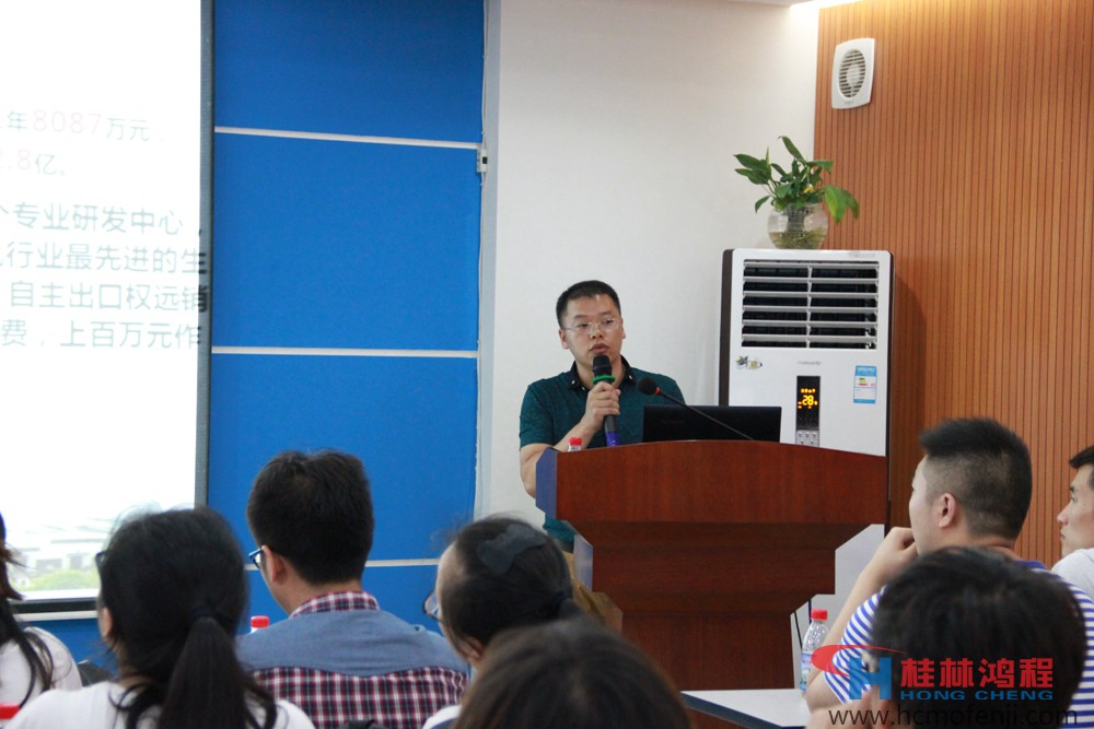 桂林鴻程領導給湖南工學院學生講解磨粉機生產及企業文化 桂林鴻程領導給湖南工學院學生講解磨粉機生產及企業文化
