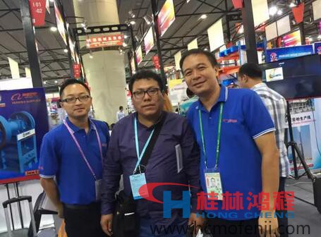 桂林鴻程外貿業(yè)務員與客戶合影留念 桂林鴻程外貿業(yè)務員與客戶合影留念