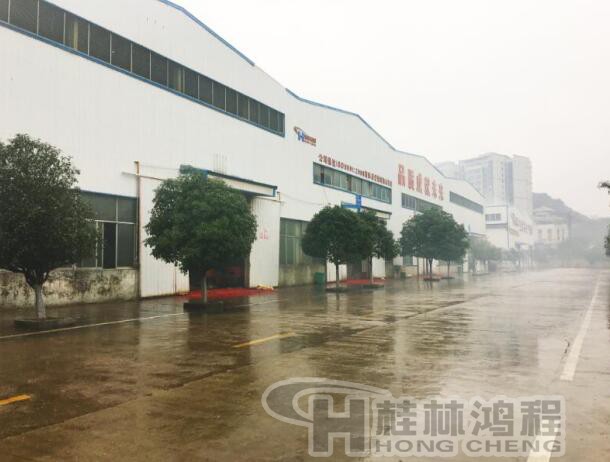 桂林鴻程磨粉機廠在一片初春的煙雨之下顯得格外秀美 桂林鴻程磨粉機廠在一片初春的煙雨之下顯得格外秀美